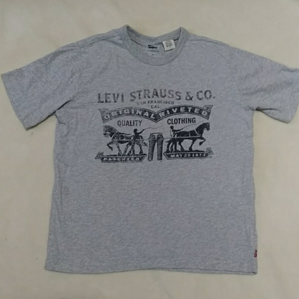 Levi's grey and black t shirt size medium kids
